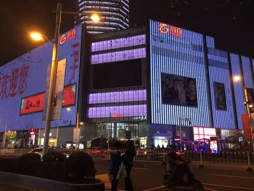 位于南京新街口的新百商场，曾是中国十大百货商店独立门店之首