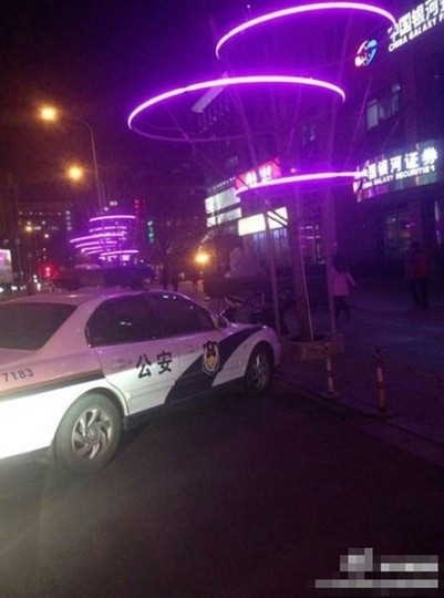 3月12日下午，位于北京金融街的中国银河证券股份有限公司总部发生血案，一人在楼梯间死亡。图为银河证券公司楼下的大量警车。