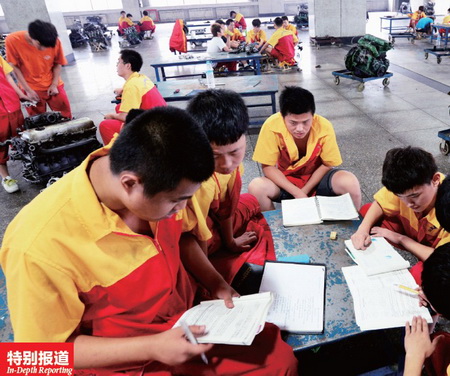 　　7月24日，山东济南，蓝翔高级技工学校内，学员们正在教室内练习操作技能。蓝翔几乎已经成为当下中国最神秘的教育奇观。摄影/赵晓明