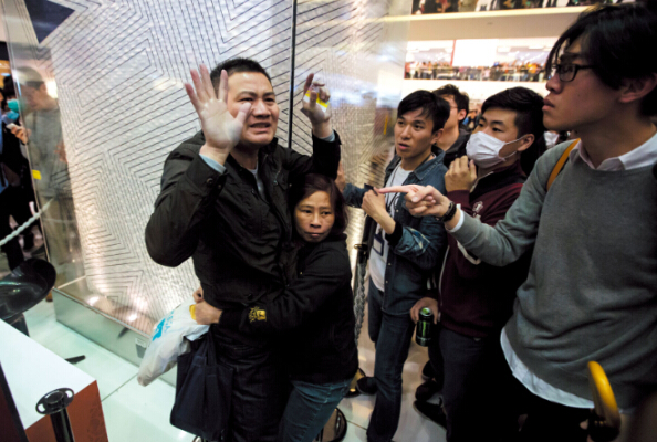 2015年2月15日，香港沙田新城市广场，反水客的示威者围堵内地游客，并高叫口号：“滚回家！滚回家！滚回家！”