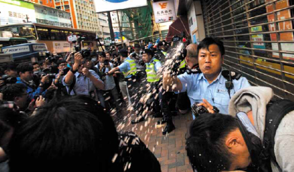 2015年3月1日，元朗警方在驱散非法集会的反水客示威者时出动了胡椒喷雾，当日有31男2女被捕。