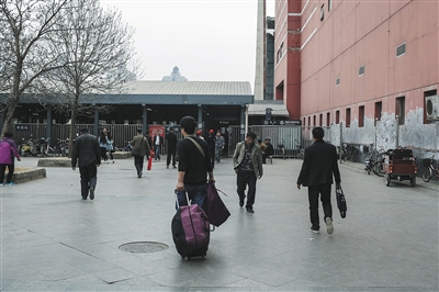 昨日，天通苑北站广场，原先摊位已被清理整治，乘客进站方便顺畅。