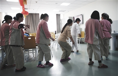 1月29日，北京安定医院。餐厅里，“郁友”们跟医务人员学跳舞。 新京报记者 尹亚飞 摄