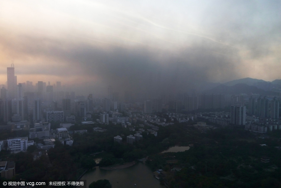 香港一回收场起火致黑烟笼罩半个深圳 味道刺鼻