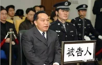 2001年9月，官方公布了对云南省委原副书记、省长李嘉廷问题的审查结果：李嘉廷利用职权收受贿赂，为儿子和情妇谋取非法利益，违纪数额巨大，所造成的社会和政治影响十分恶劣，决定撤销其中央候补委员职务，给予其开除党籍处分。2003年，李嘉廷因受贿1810余万元被判处死缓。