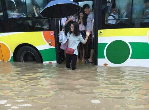 广州降暴雨全城被淹 海绵城市再受关注