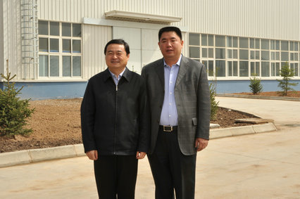 鲁丰环保科技股份有限公司董事长 于荣强先生(右)