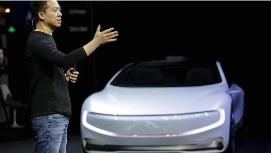 图1：2016年4月20日，乐视创始人贾跃亭在乐视电动汽车的发布会上演讲。
