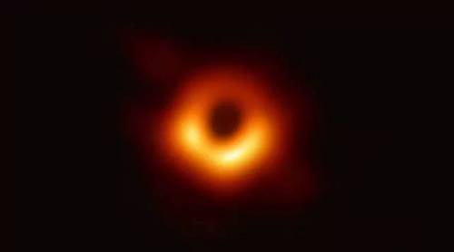 这是人类首次通过图像直观的看到黑洞。这张照片来之不易，由全球8部事件视界望远镜(Event Horizon Telescope，缩写EHT)共同观测而成，是由200多位科研人员组成的团队完成的科研成果。