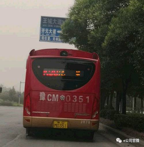 洛阳街头银隆公交车