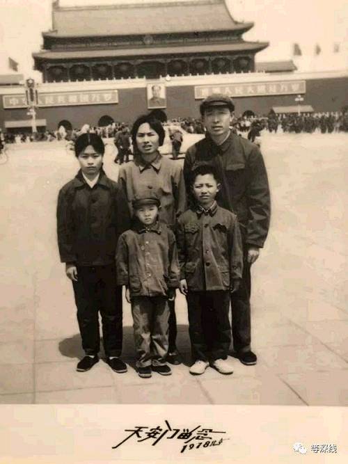 覃辉、覃宏兄弟与父母照片。（由受访者提供，引用照片需经《等深线》及受访者本人同意）