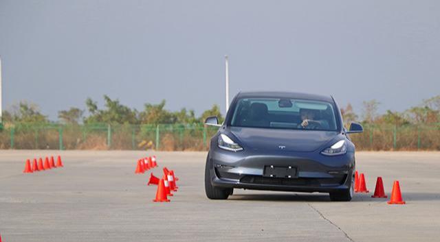 特斯拉Model 3性能版极限测试：这台车竟然能漂移