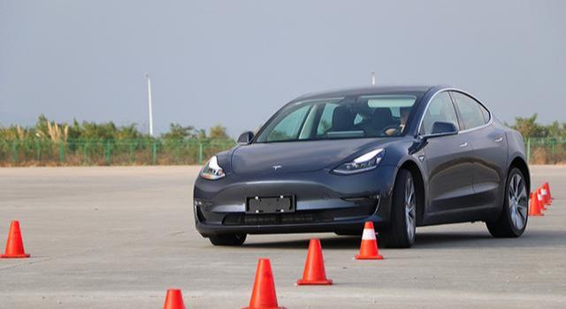 特斯拉Model 3性能版极限测试：这台车竟然能漂移